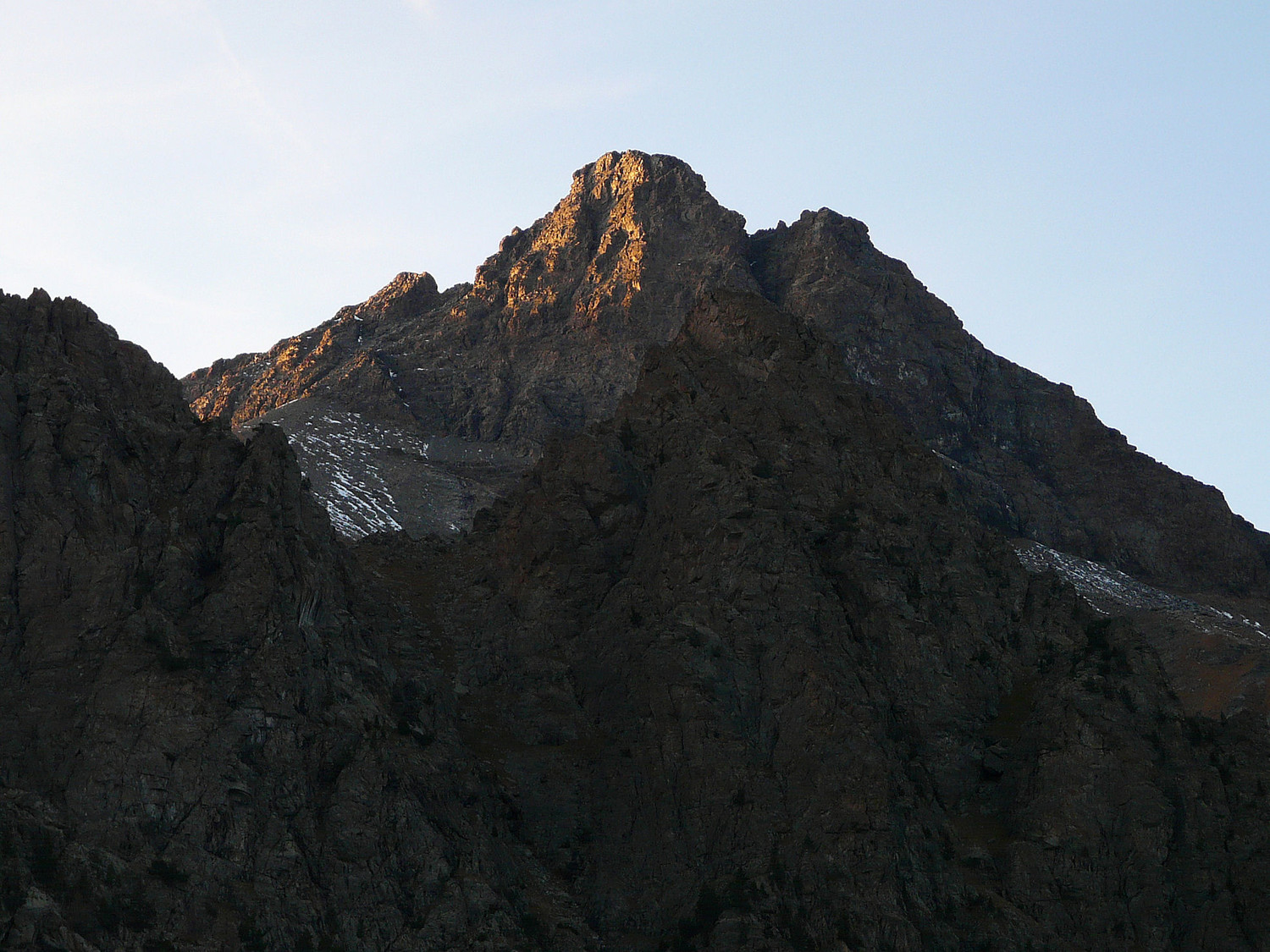 Le soleil se couche sur le Mont Avic