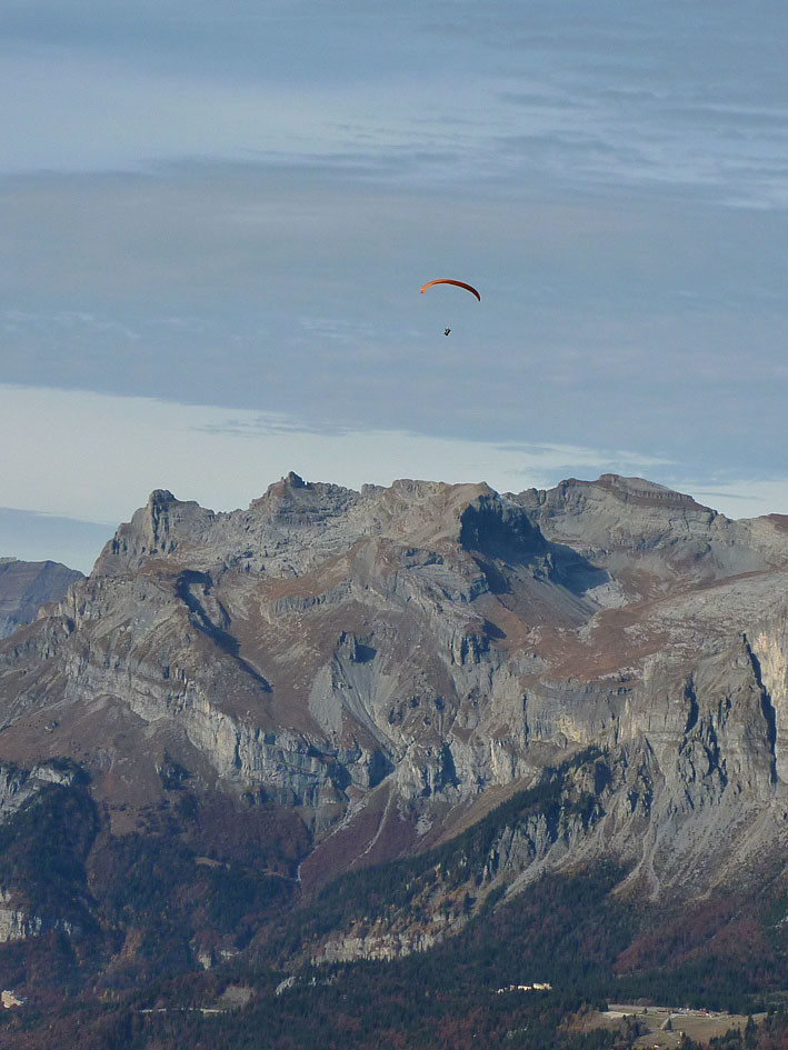 Parapente au-dessus de l'aiguille de varan