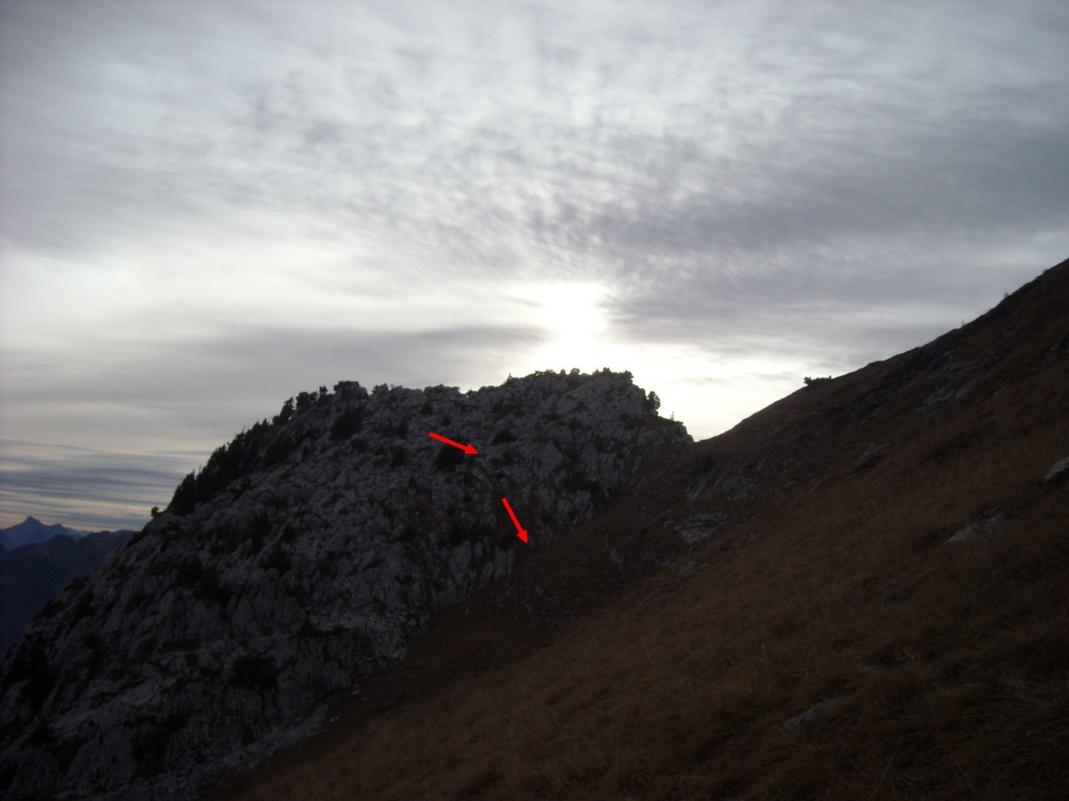 Vue sur l'accès à l'alpage après la sortie dans les rochers sommitaux.