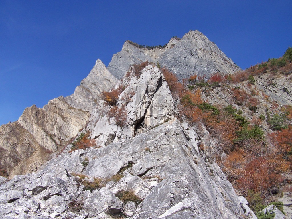 A R4, vue sur l'arête avec en face le diedre en 5c, et la croix des tête au fond