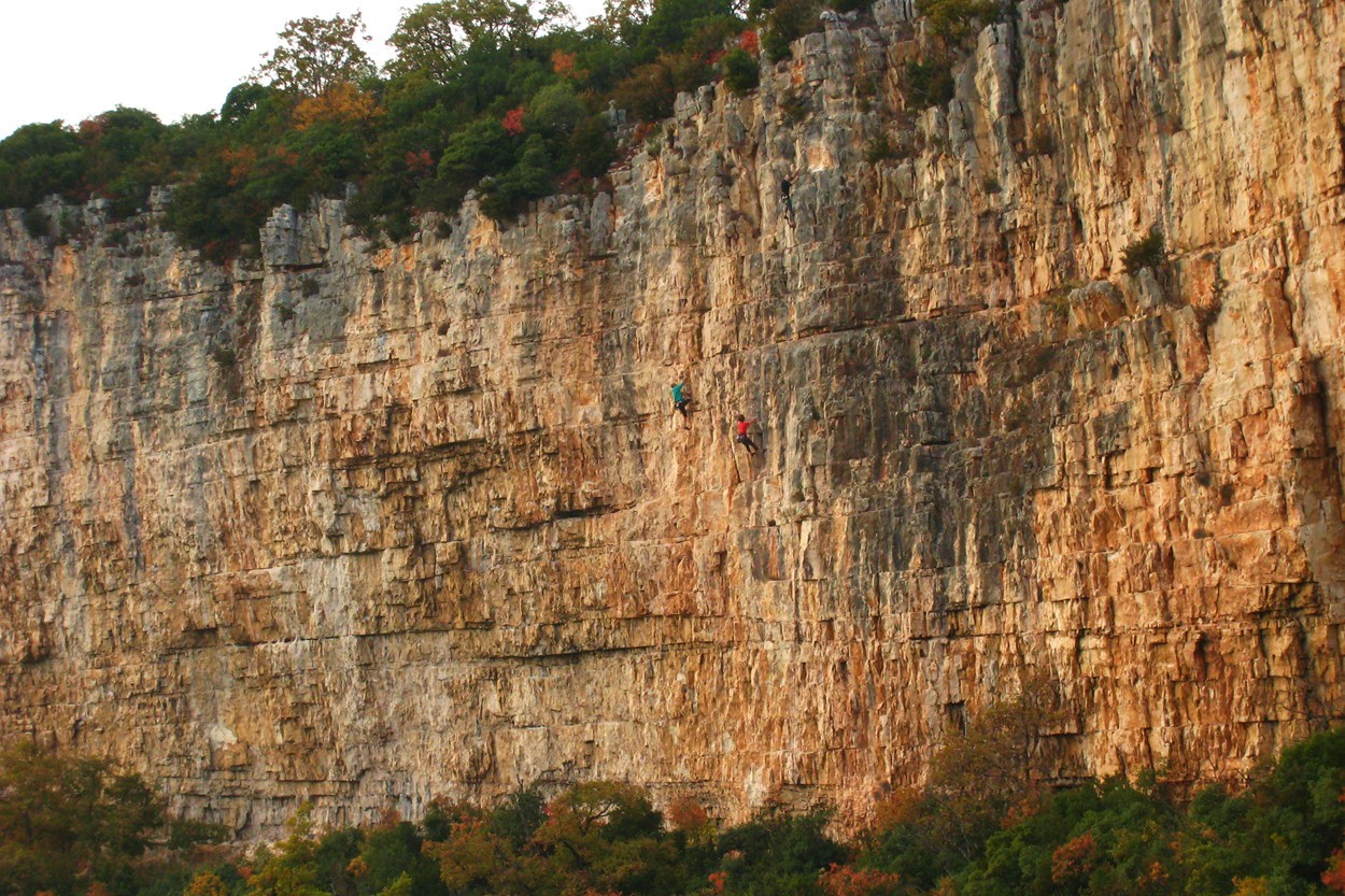 Pont-de-Barret - Eson ; secteurs Blaou (G) et "Papa 6b" (grimpeurs)