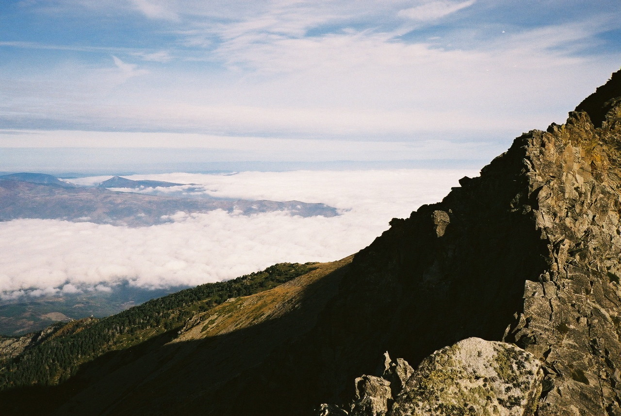 La mer de nuage continue à avancer