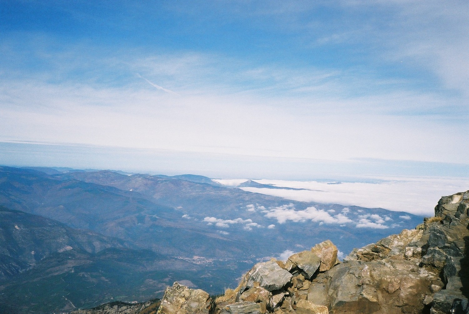 La mer de nuage continue à avancer