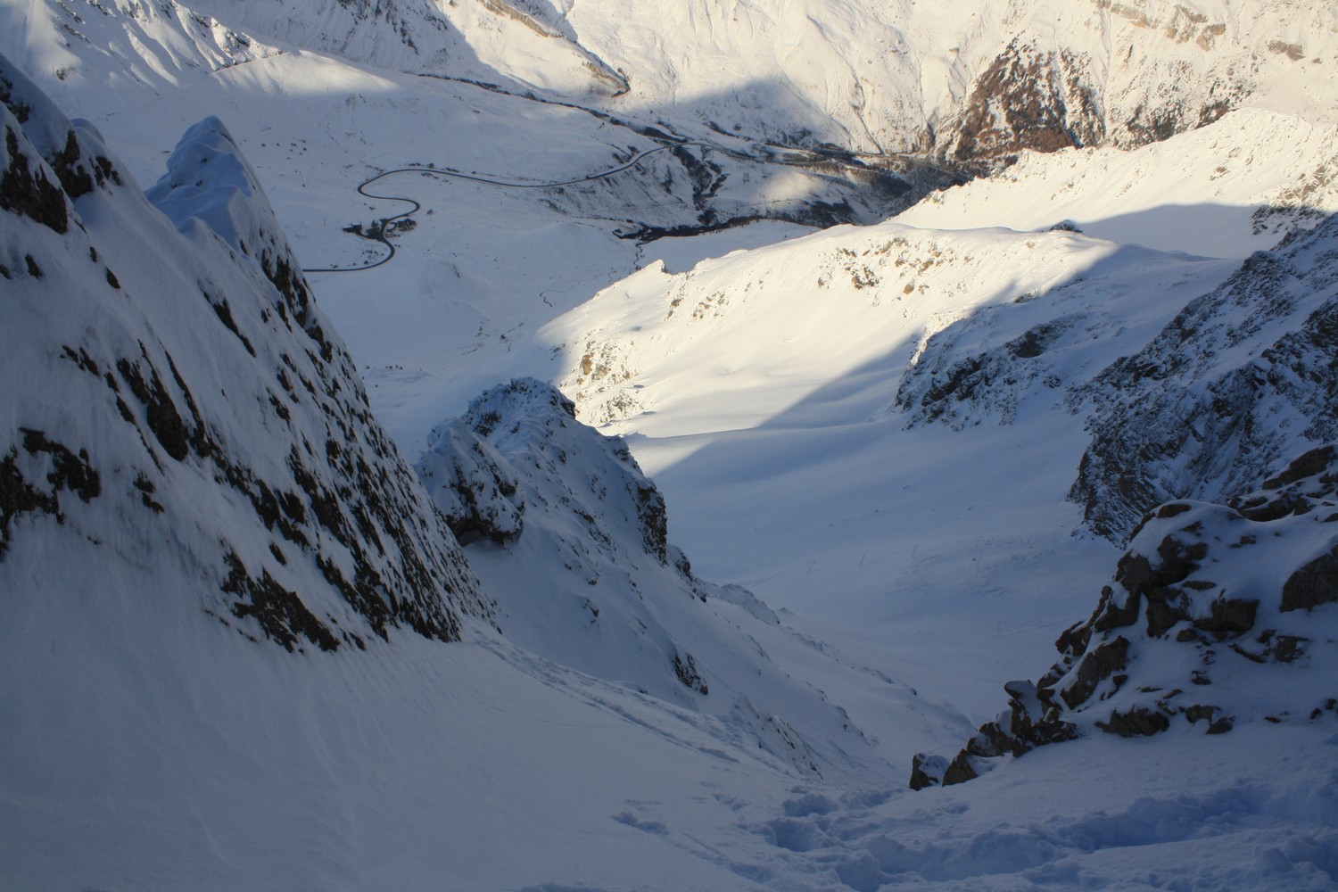 De l'arête N de l'antecime 3073m, vers l'aval