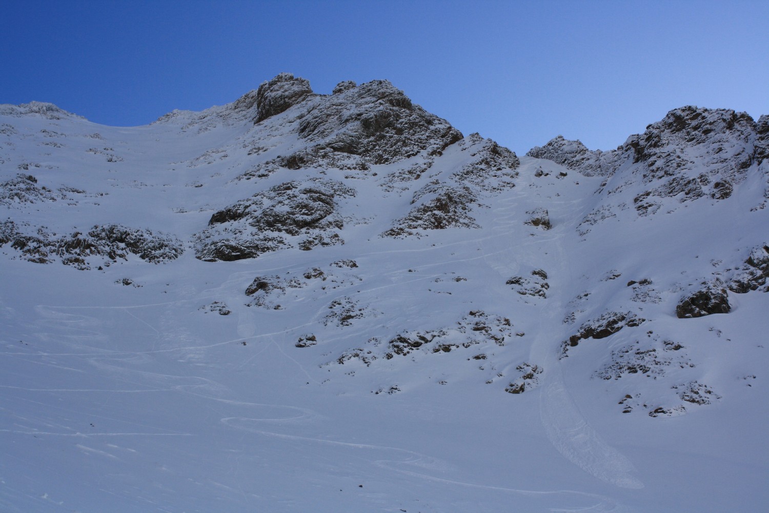 L'antecime 3073m et le petit col sur l'arête N, après la descente