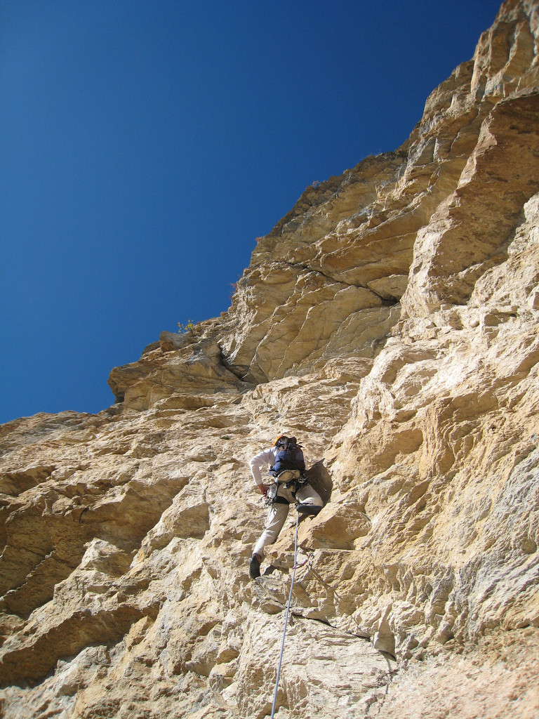 départ L4 de l'Araignée. La fissure de gauche dans le surplomb est le 6b de L5