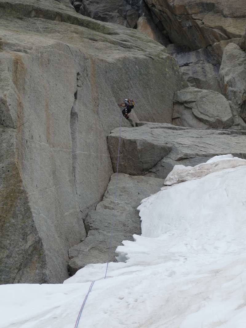rappel depuis R0, on voit la traversée en neige pour gagner le diedre de départ.