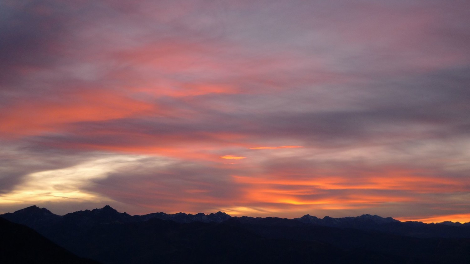le soleil se couche sur les sommets ariégeois