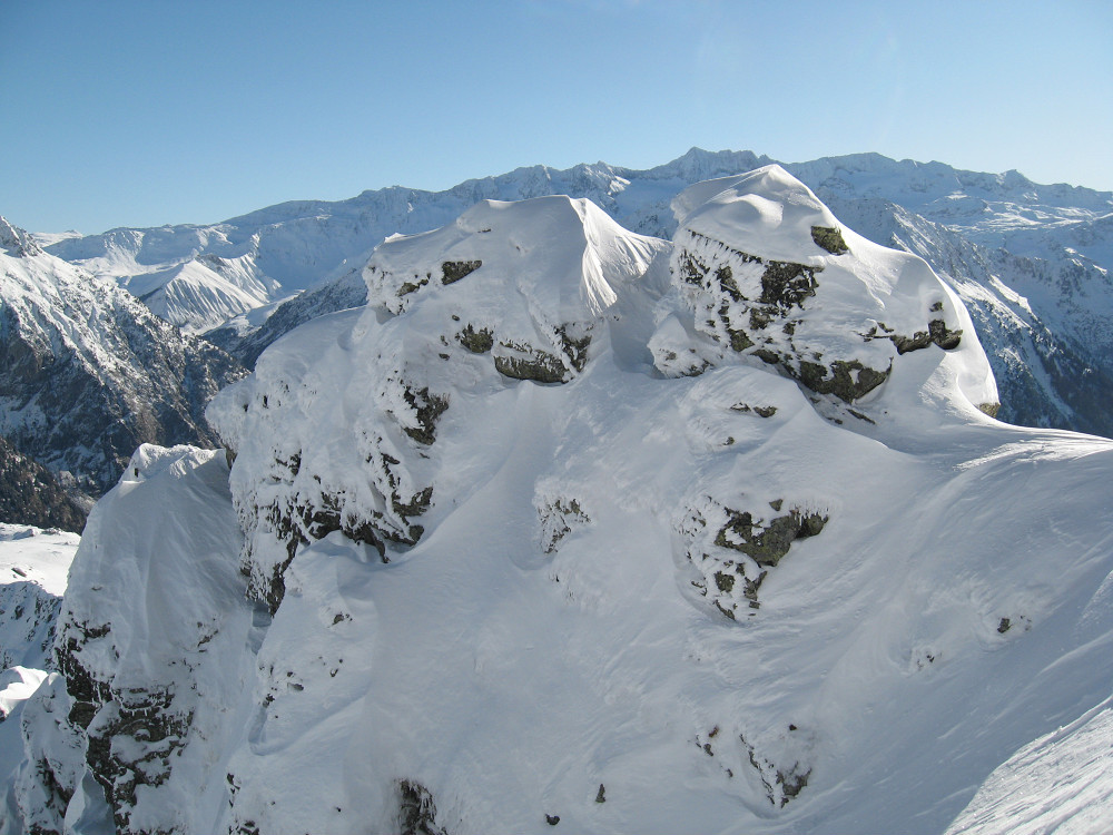 Pointe du Sifflet : les arêtes sont déjà bien chargées
