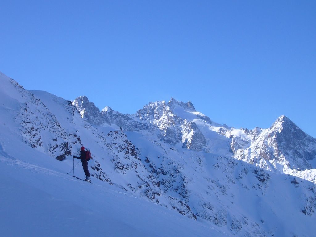montée sur fond de meije