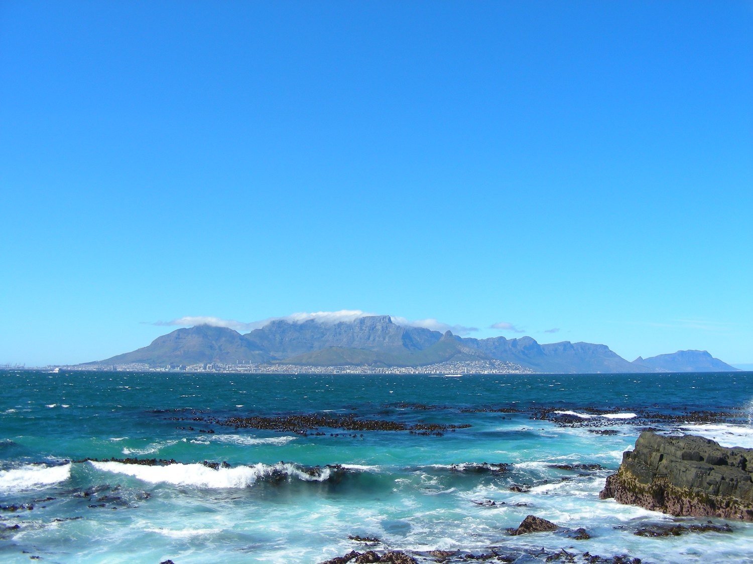 La montagne de la table et sa coiffe vue de Robben Island.