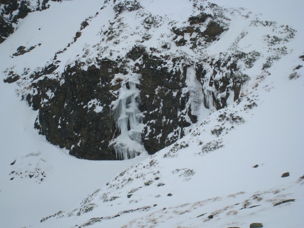 Courte cascade sur l'itinéraire, à 2200m, versant N du vallon