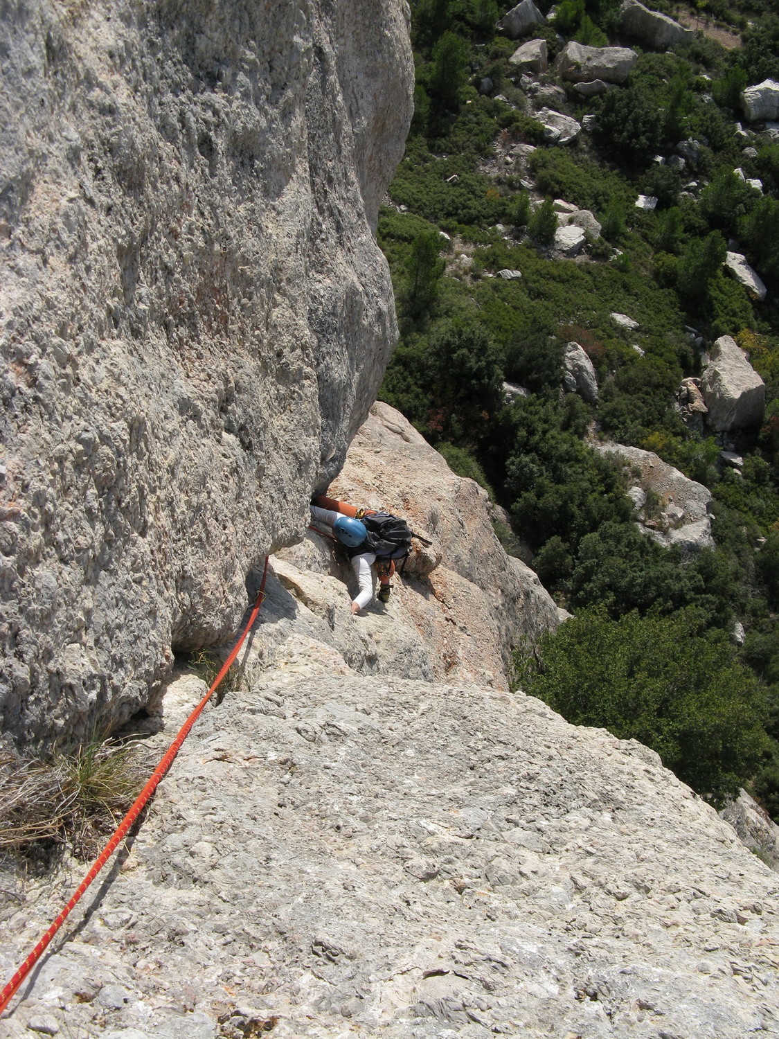 Claire dans le crux de la voie: la fissure de L3 - 6a