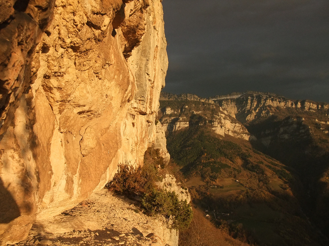 Crépuscule radieux et menaçant en Chartreuse (site de Roche Brune)