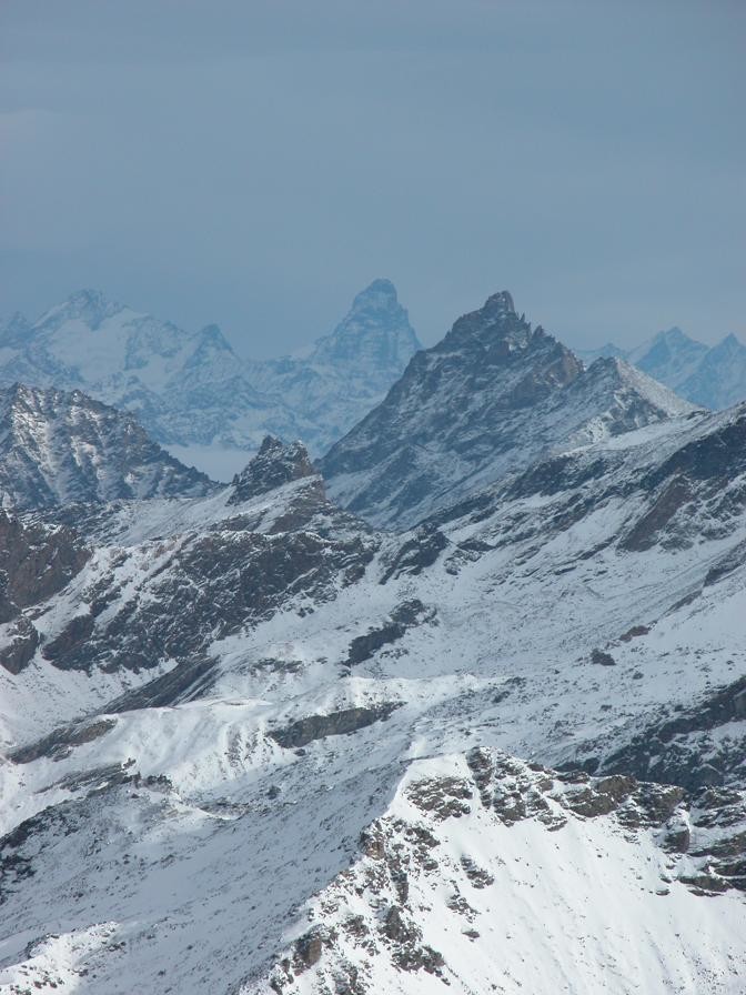 La sombre pyramide du Cervin se découpe derrière le Grand Nomenon