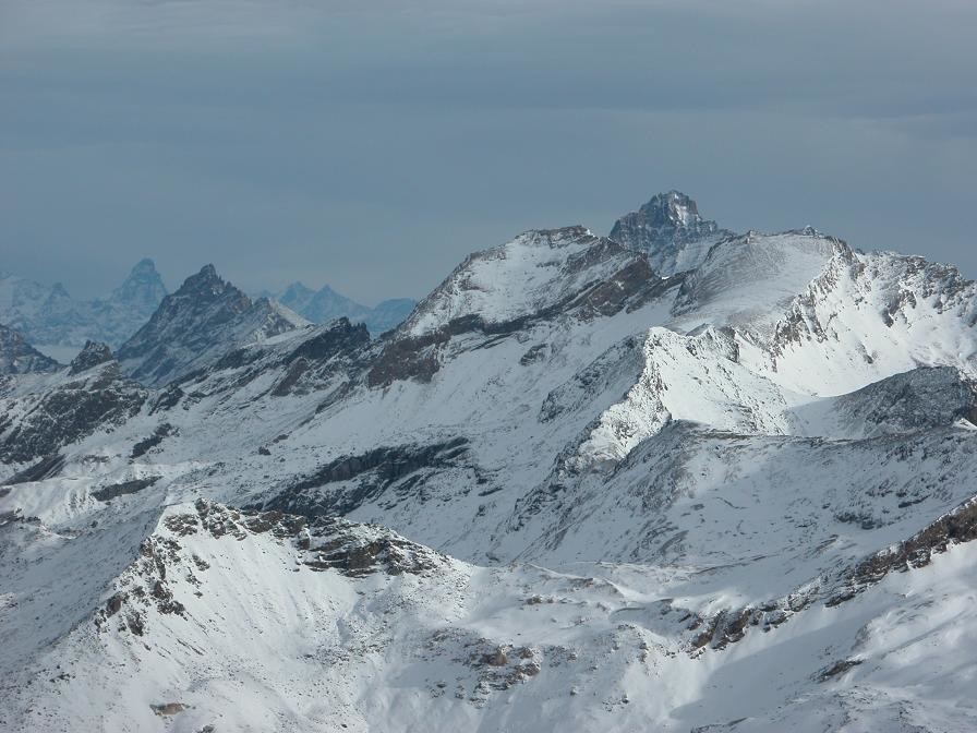 Devant Taou Blanc, L'Aouille, Derrière la Grivola, Grand Nomenon, Arrière gauche à droite Dent d'Hérens, Cervin, Dom de Mischabel, Taschhorn