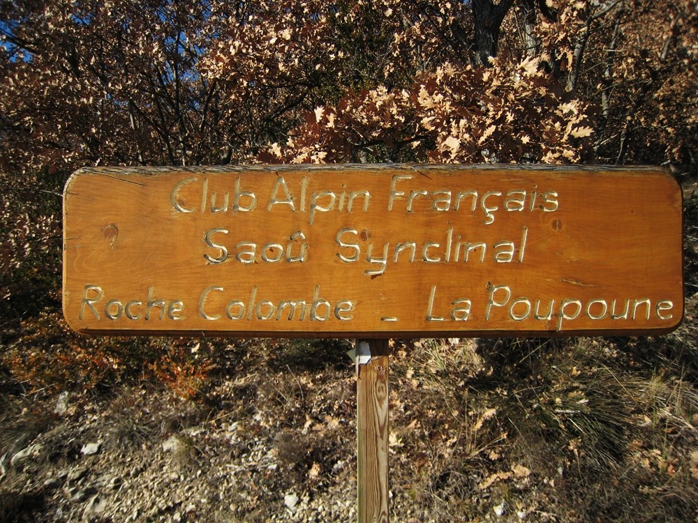 Saoû : panneau confirmant l'accès à Roche Colombe et La Poupoune