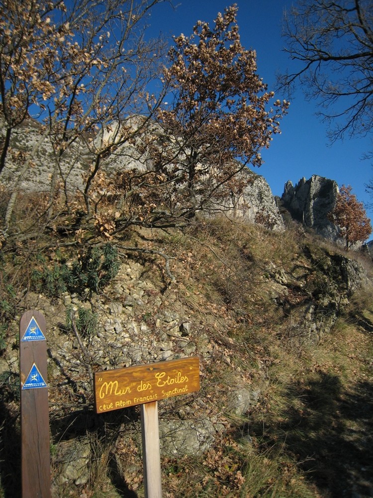 Panneau d'accès au Mur des Etoiles (Saoû)