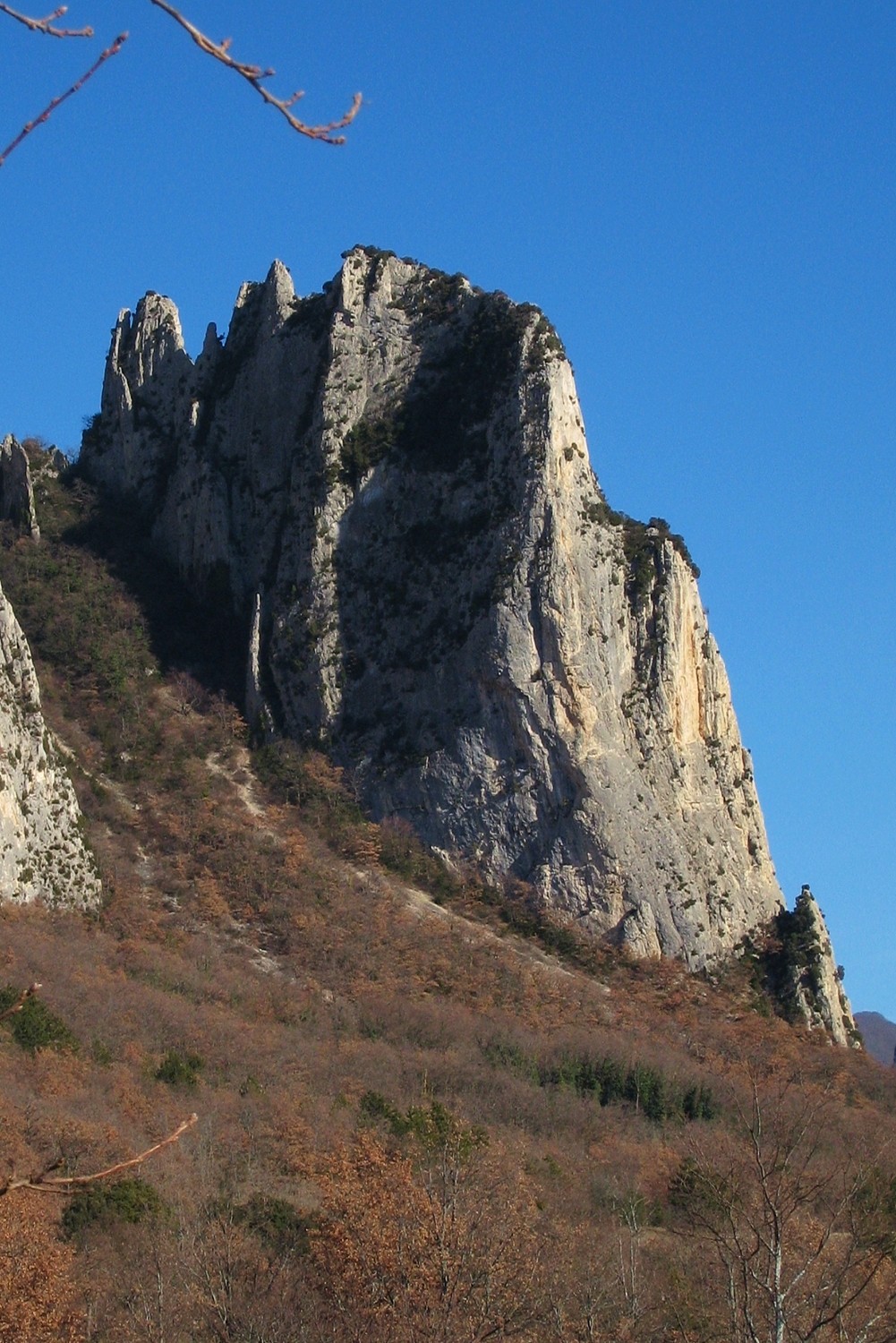 Saoû : Aiguille de la Tour. Face W à l'ombre et face S au soleil. AG, le couloir la séparant du Grand Regardé.