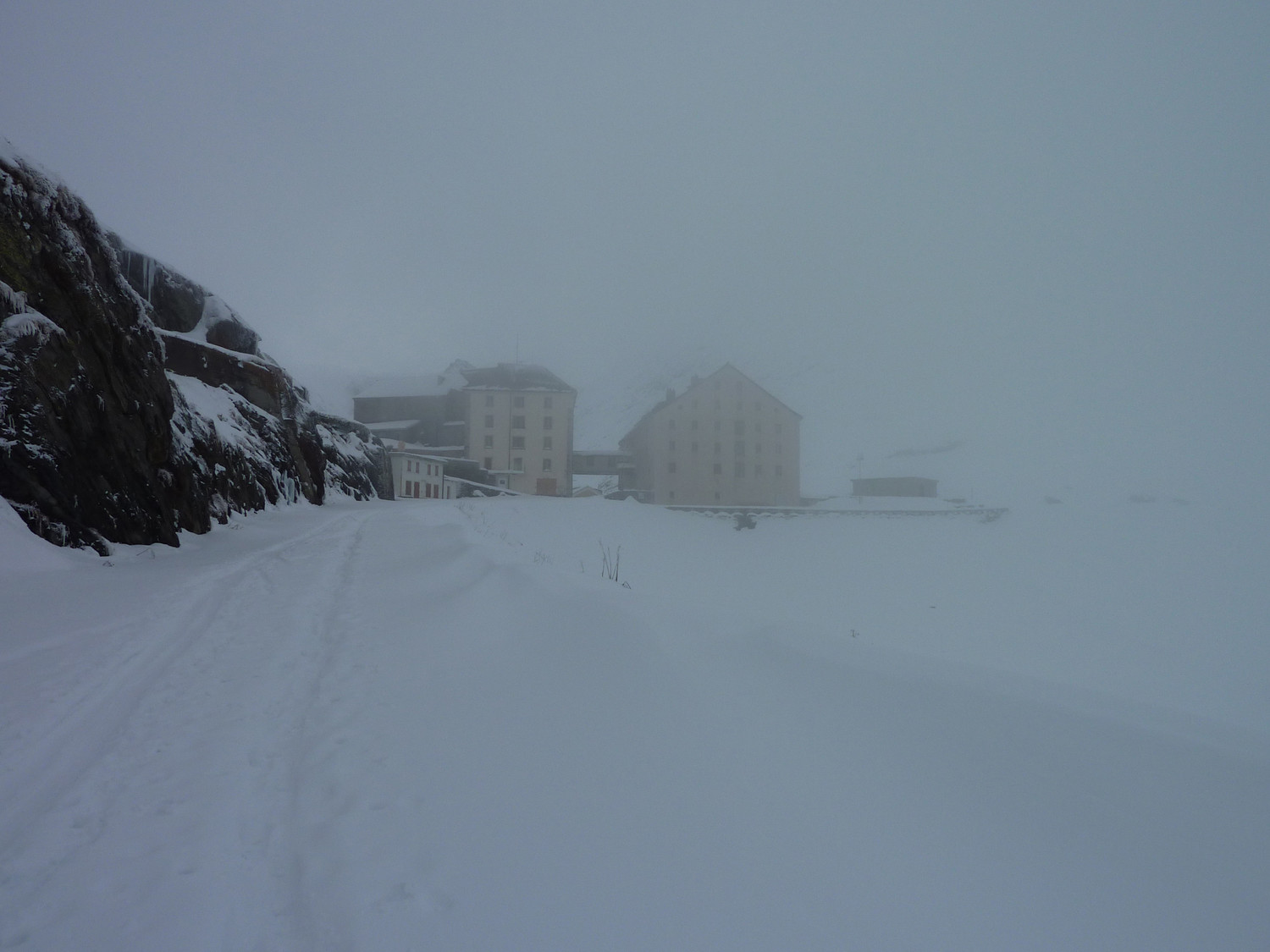 L'hospice dans le brouillard