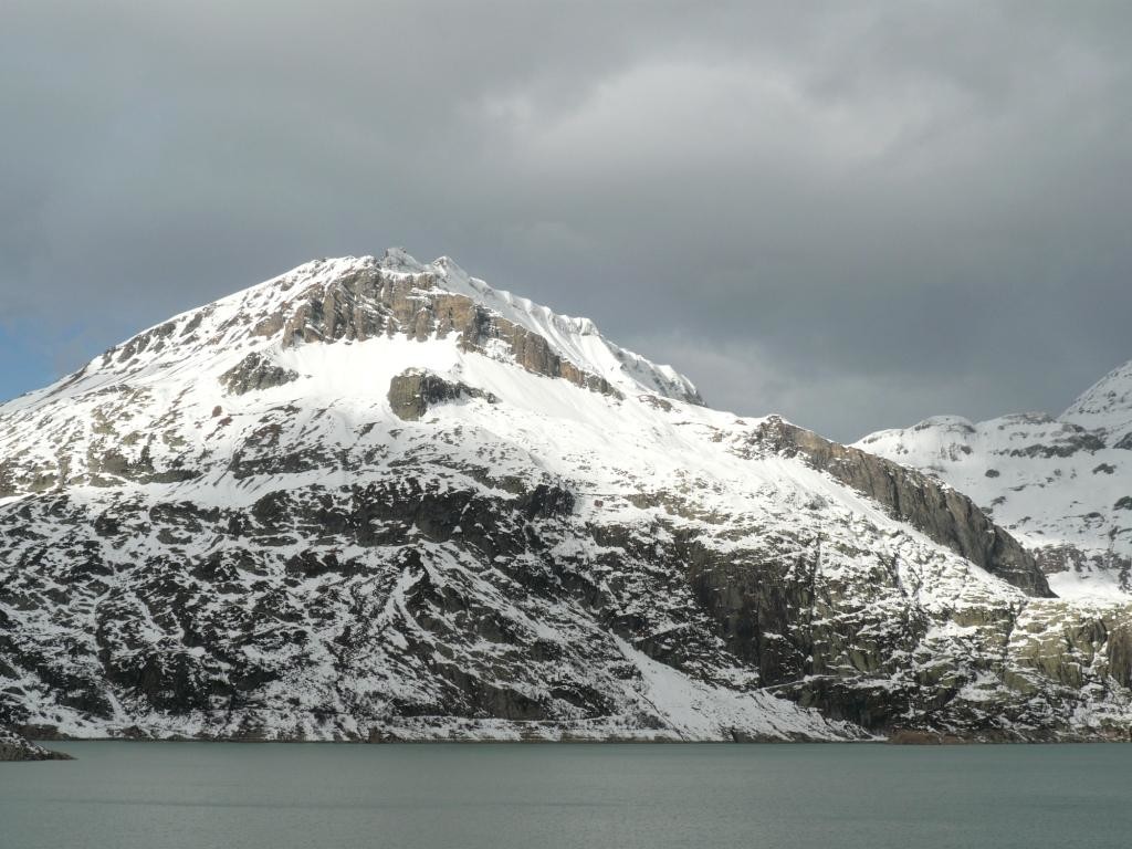 vue sur la pointe de la Finive du barrage d'Emosson