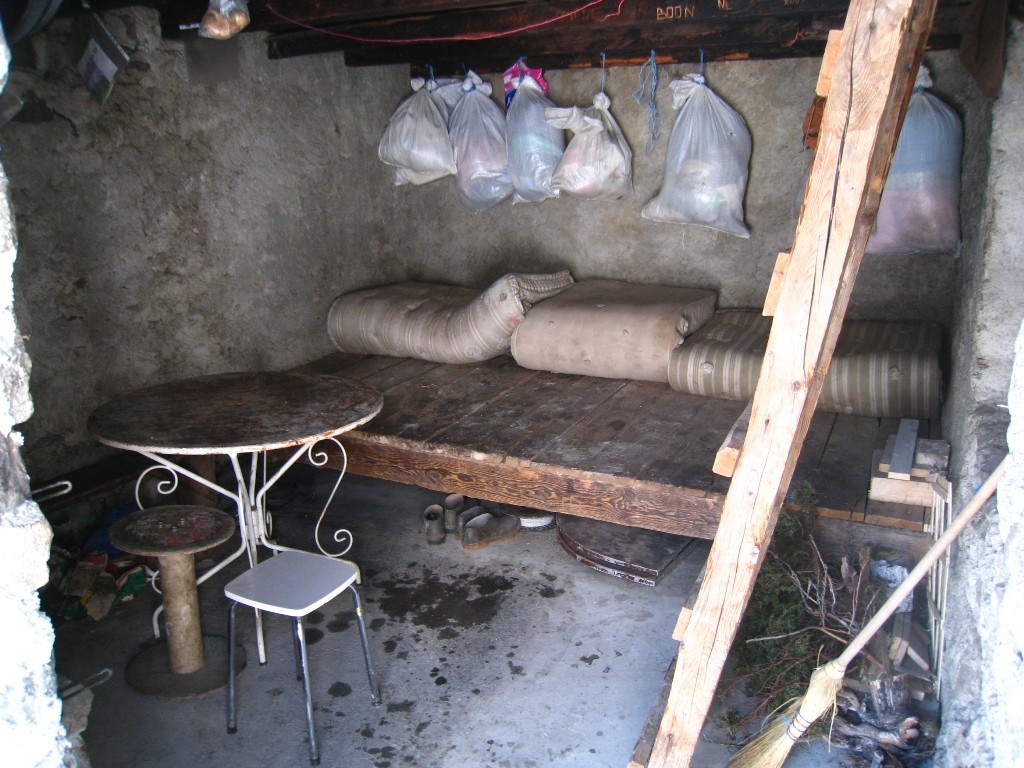 Cab du Taus, face au coin cuisine, la chambre du bas
