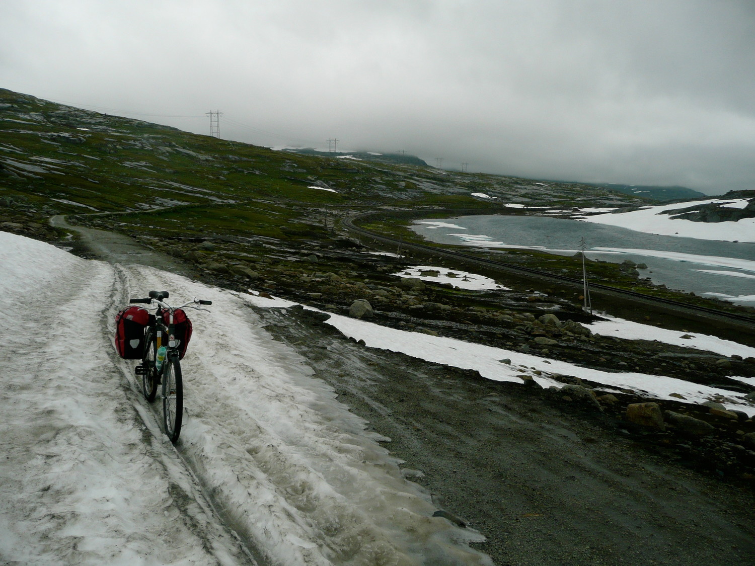 Névés à proximité du col (en juillet à 1300m)