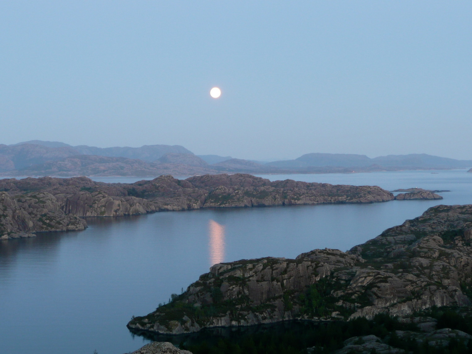 Lune sur fjords innondés