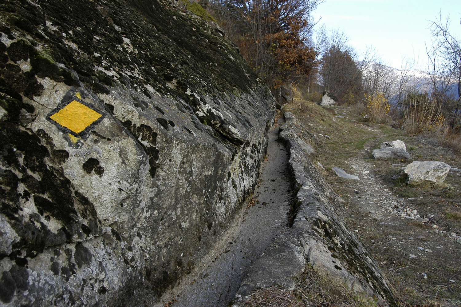 Bisse taillé dans le roc