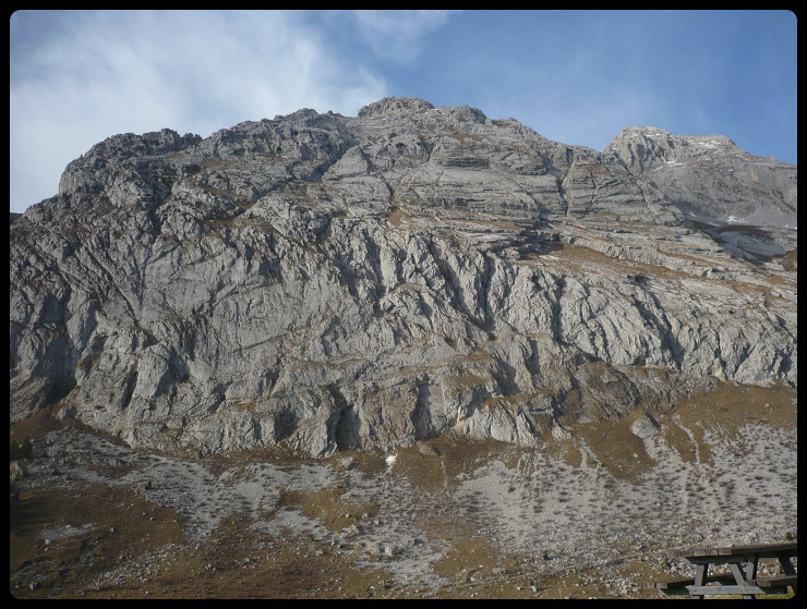 Face sud et ses nombreuses voies et Pointe Blanche