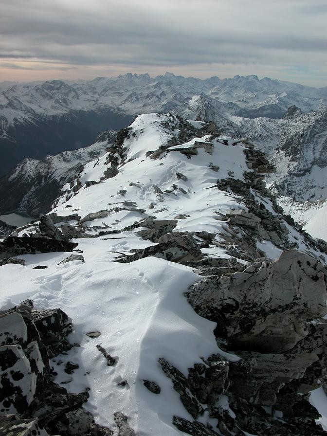 Arête menant à la Pointe de Léché, au fond les Alpes Dauphinoises
