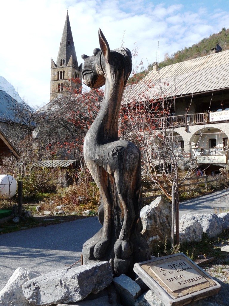 le Dahu de Vallouise et le clocher de l'église