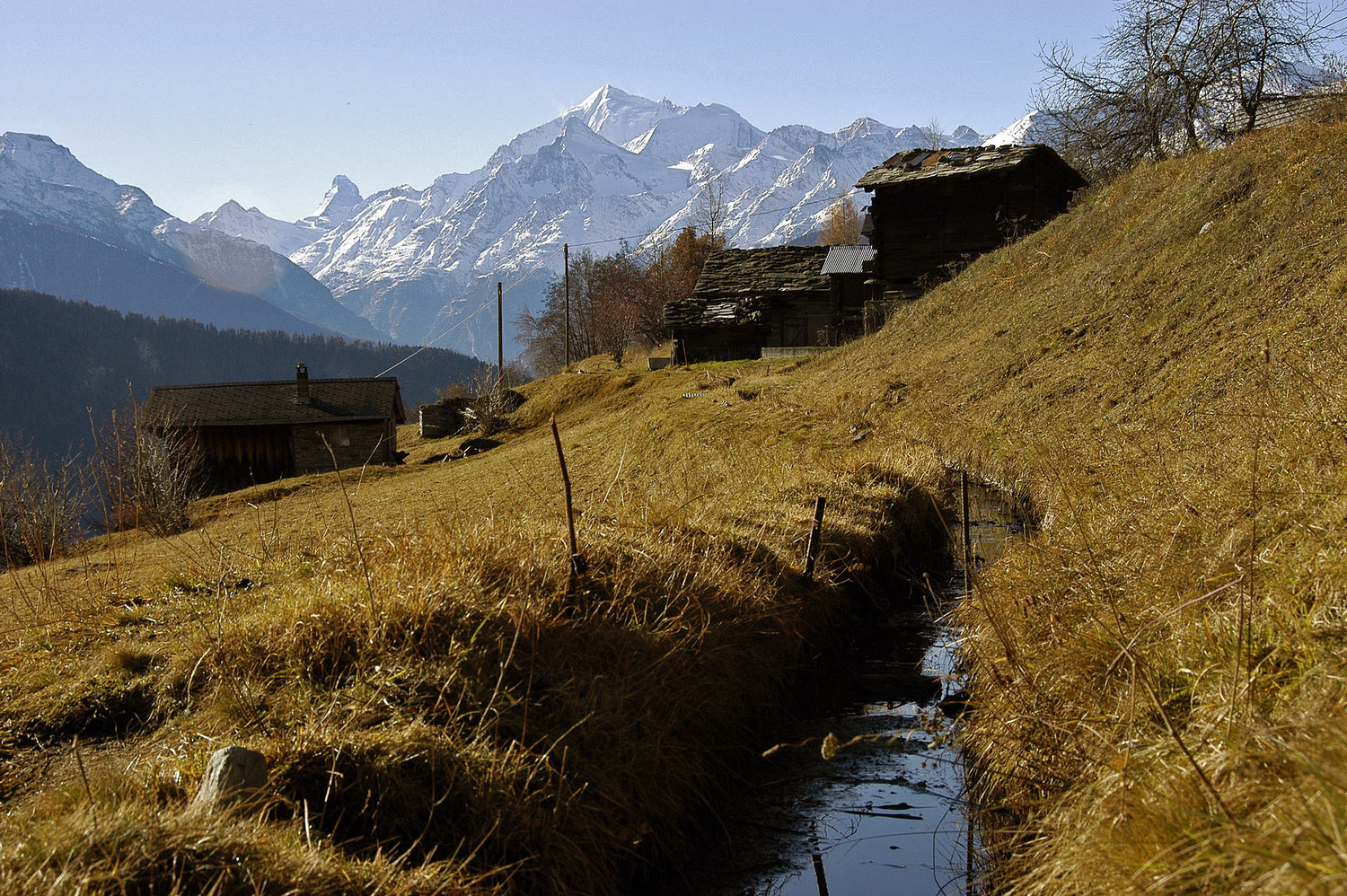 Entrée du bisse..au fond Cervin + Weisshorn