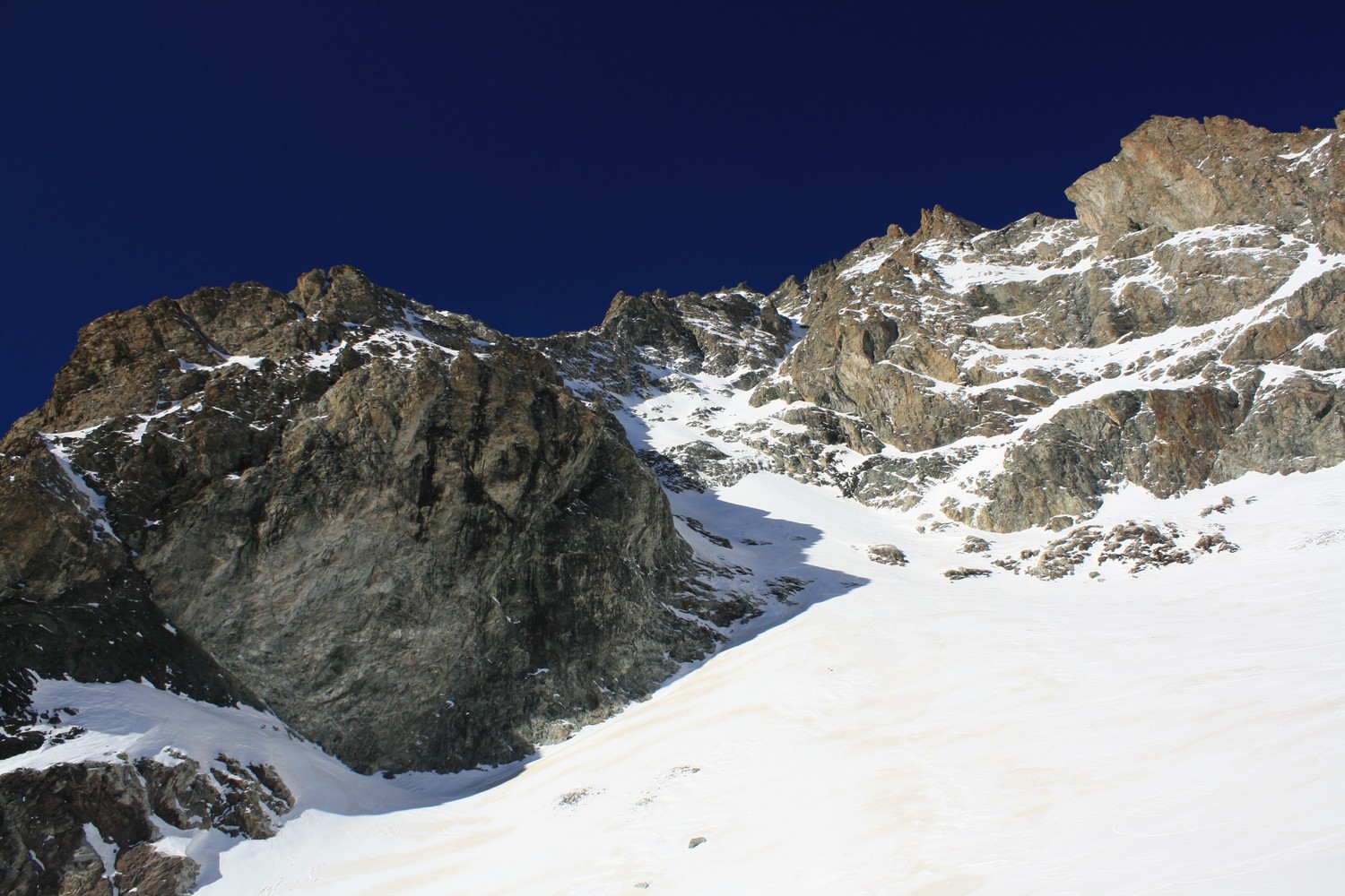 Le couloir SE du Pic Coolidge et le rognon rocheux à sa base...
