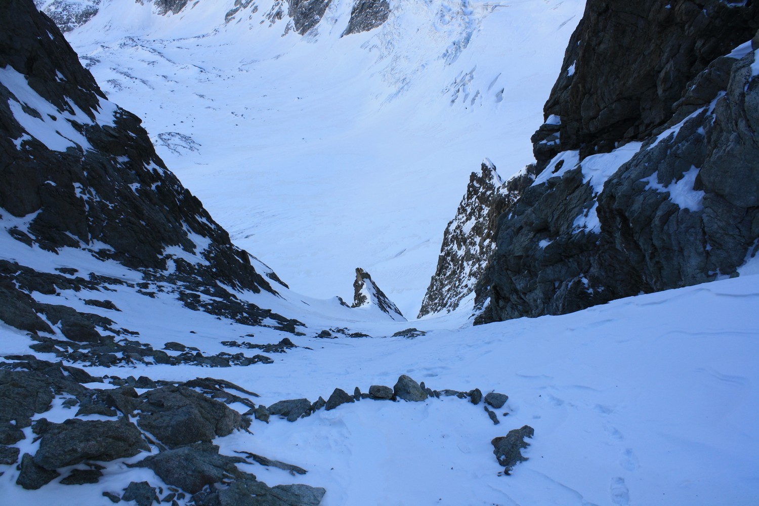 Vue plongeante sur le couloir E du Col de Coste Rouge