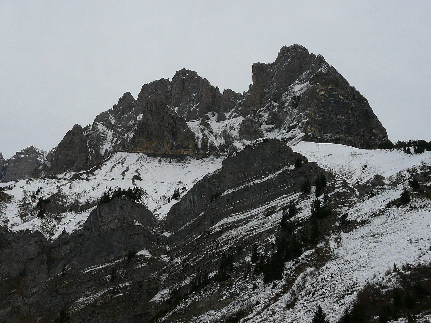 Lachat d'en Haut sous l' aiguille de Varan et l'aiguille Rouge
