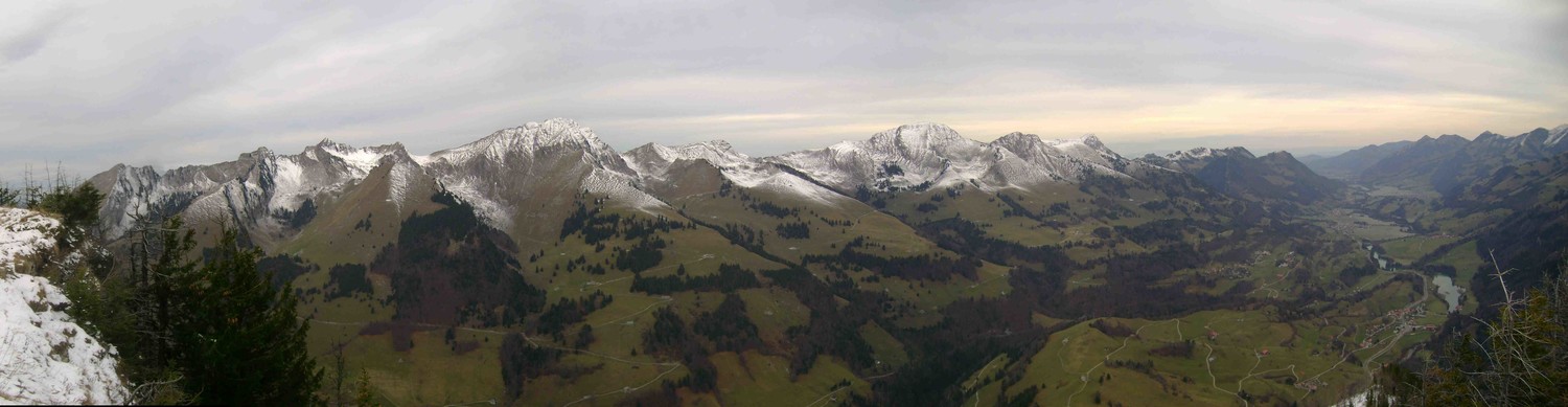 Vue sur La Gruyère et la chaîne de sommets Le Moléson - Les Coursis