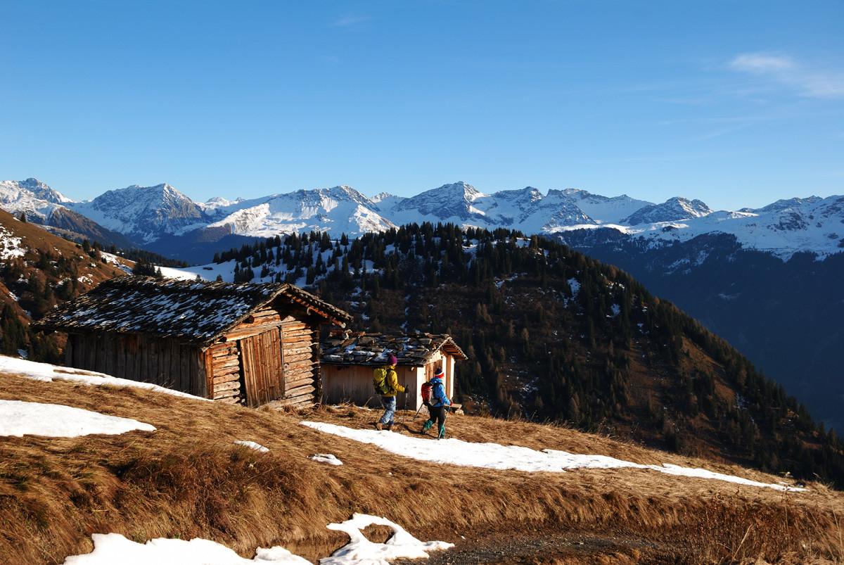 Descente de l'épaule S du Montalin, au fond la vallée d'Arosa