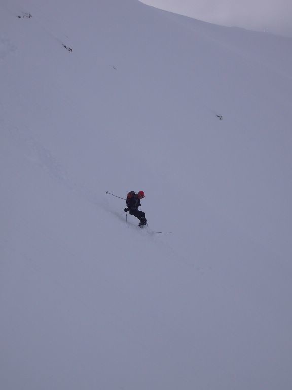 il y en a trop : moon a du mal a sortir ses skis