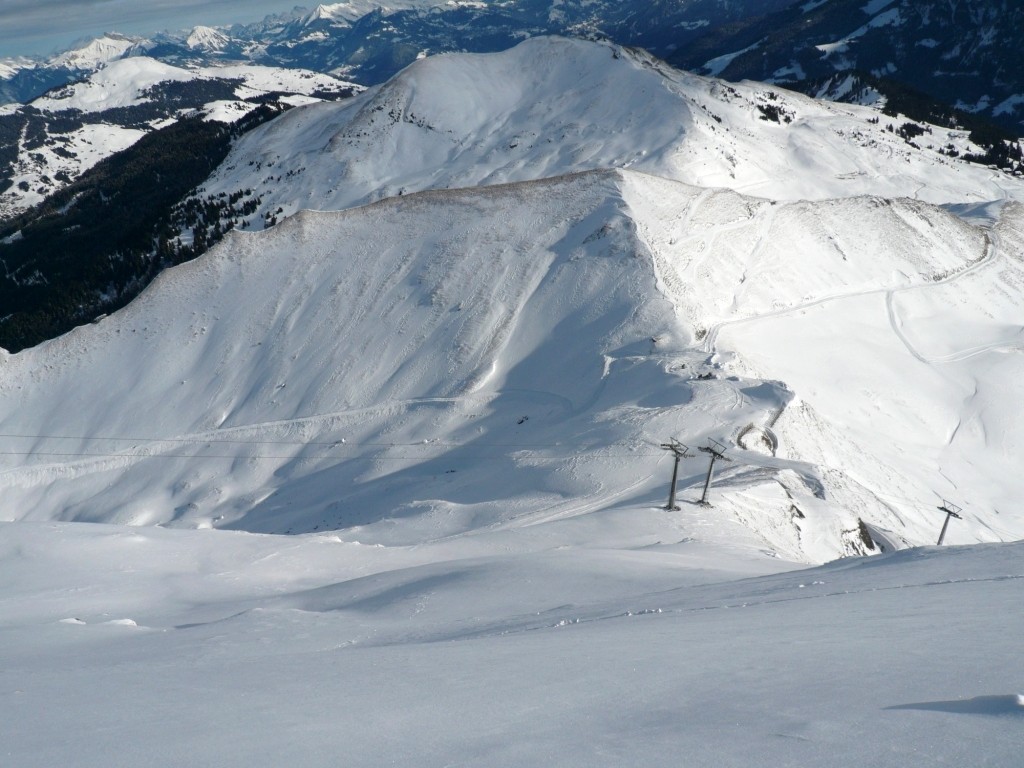 Neige poudreuse au départ de la pointe des Mossettes. Vue sur la Croix de l'Hiver et la Montagne de l'Au