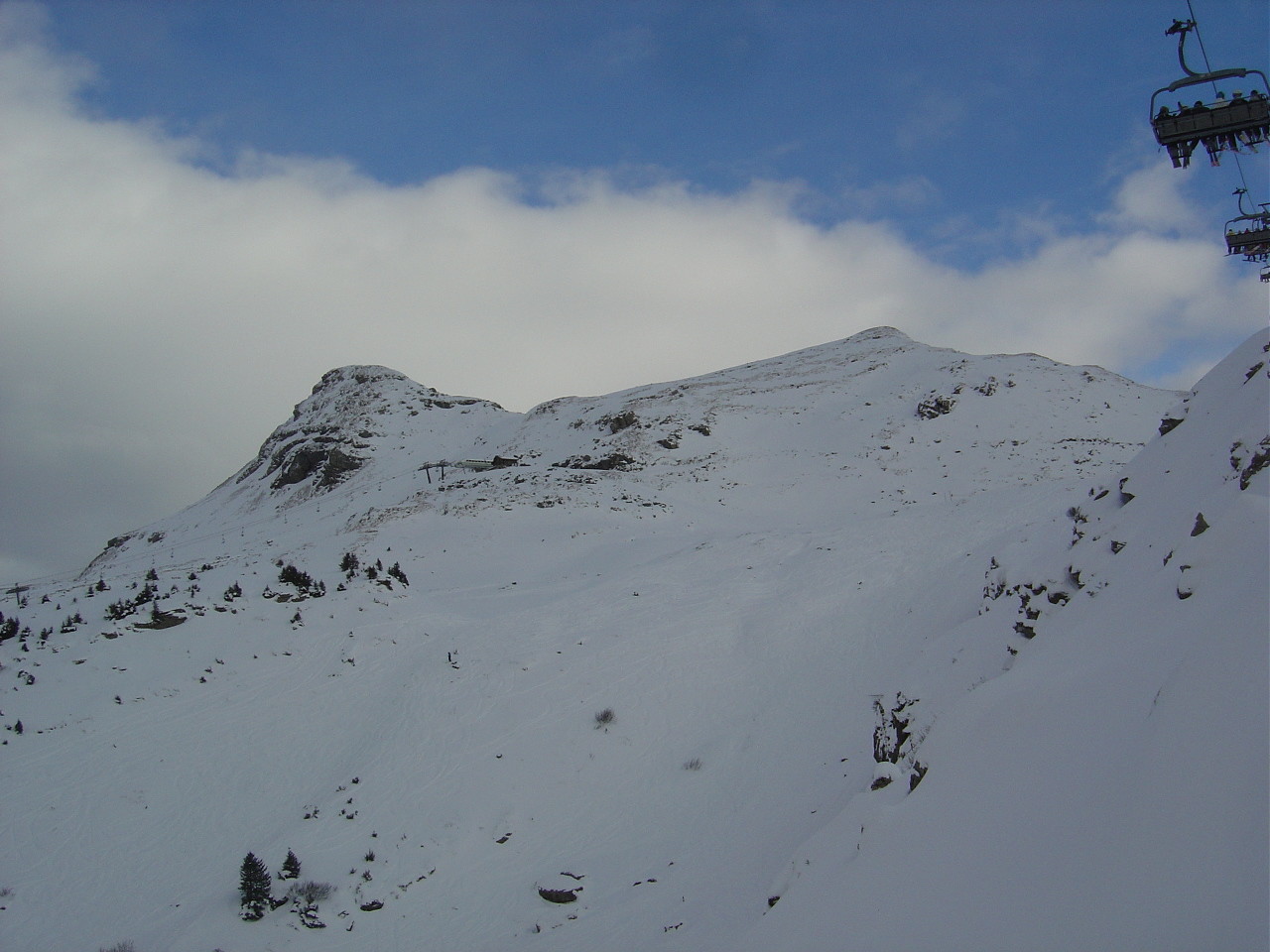 Bécor à gauche, Cornebois à droite, entre les deux, le collet d'où part le couloir E