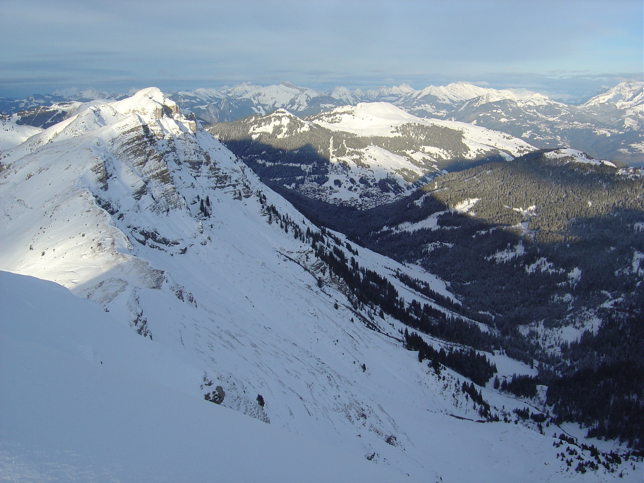 Le versant E de Cornebois plongeant sur le val de Morgins, vu de la Pointe de Chésery