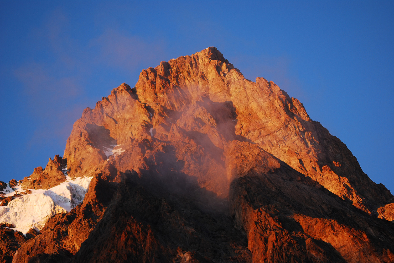 Lo Schreckhorn 4078 m dalla capanna 2529 m.