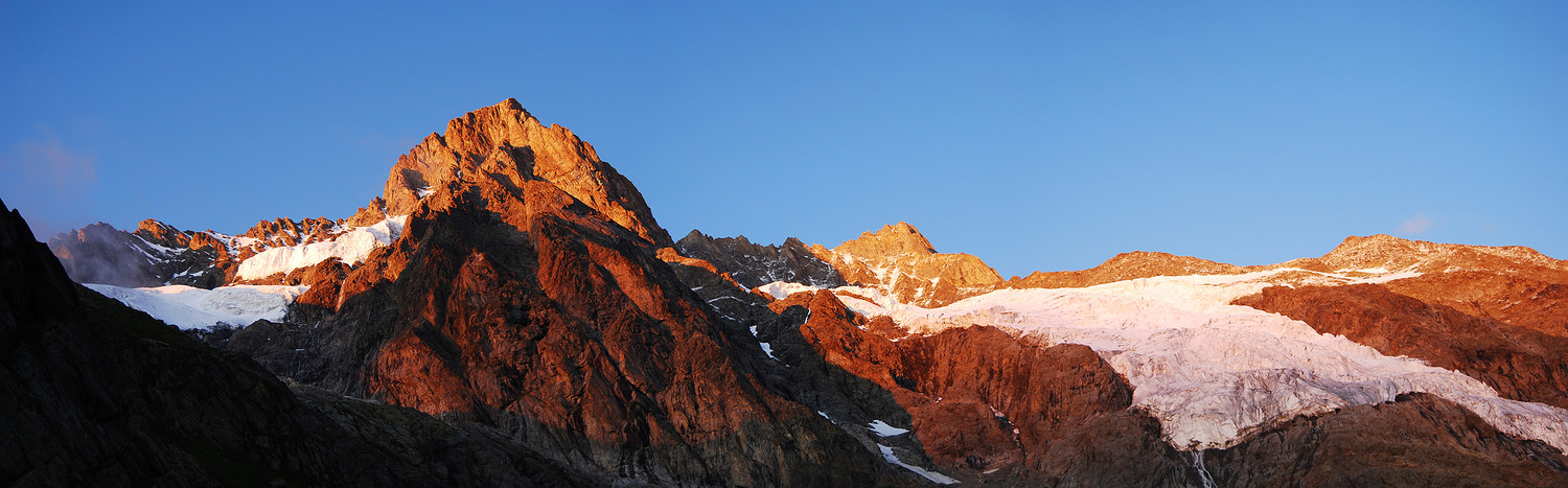 Tramonto sullo Schreckhorn 4078 m dalla Schreckhorn hutte 2529 m.