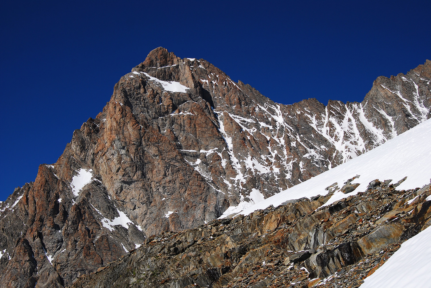 Lo Schreckhorn versante S e cresta SW a sx.
