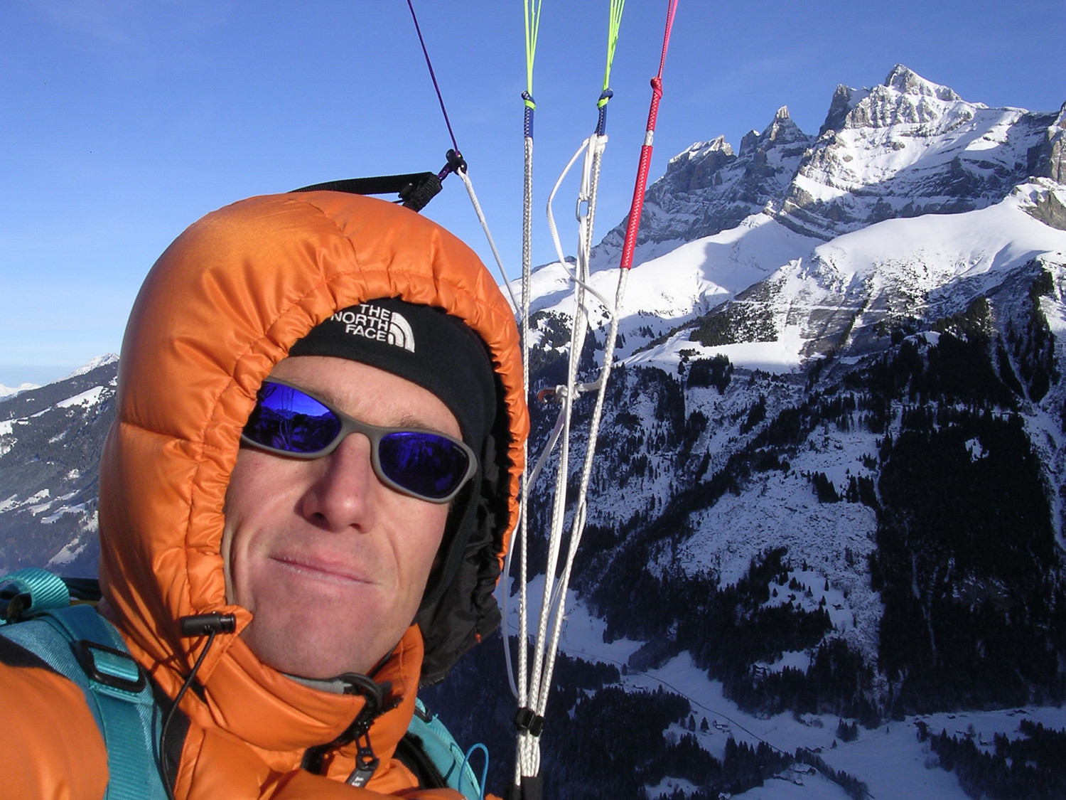 En parapente devant les Dents du Midi