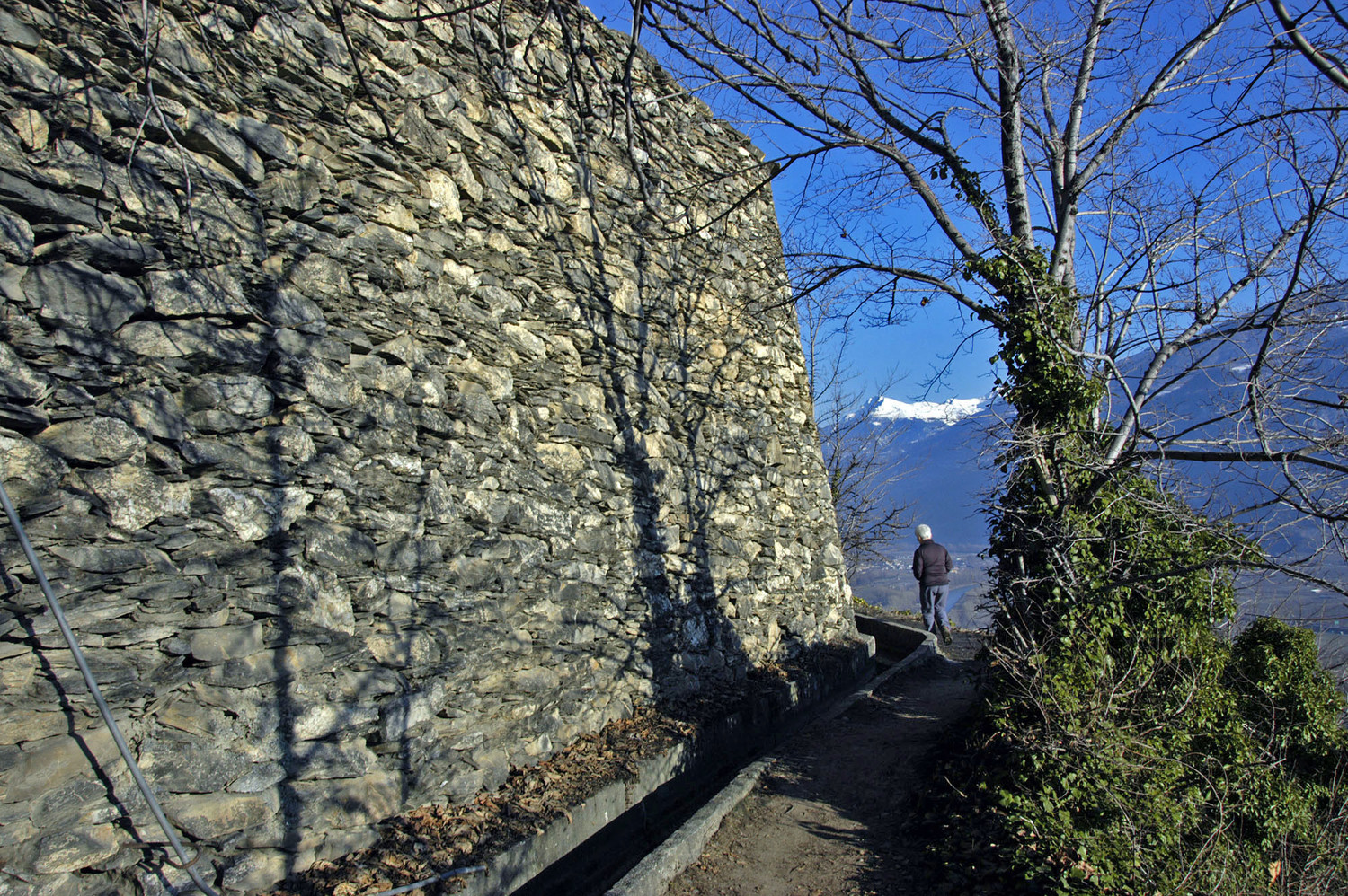 Bisse de Clavau: hauteur des murs!