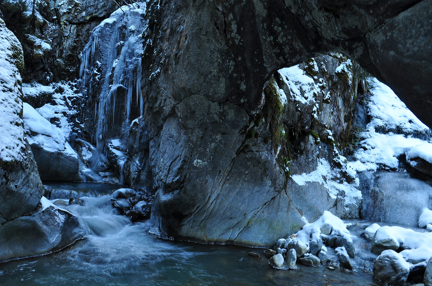 Le Pont naturel sur le torrent du Bon Nant
