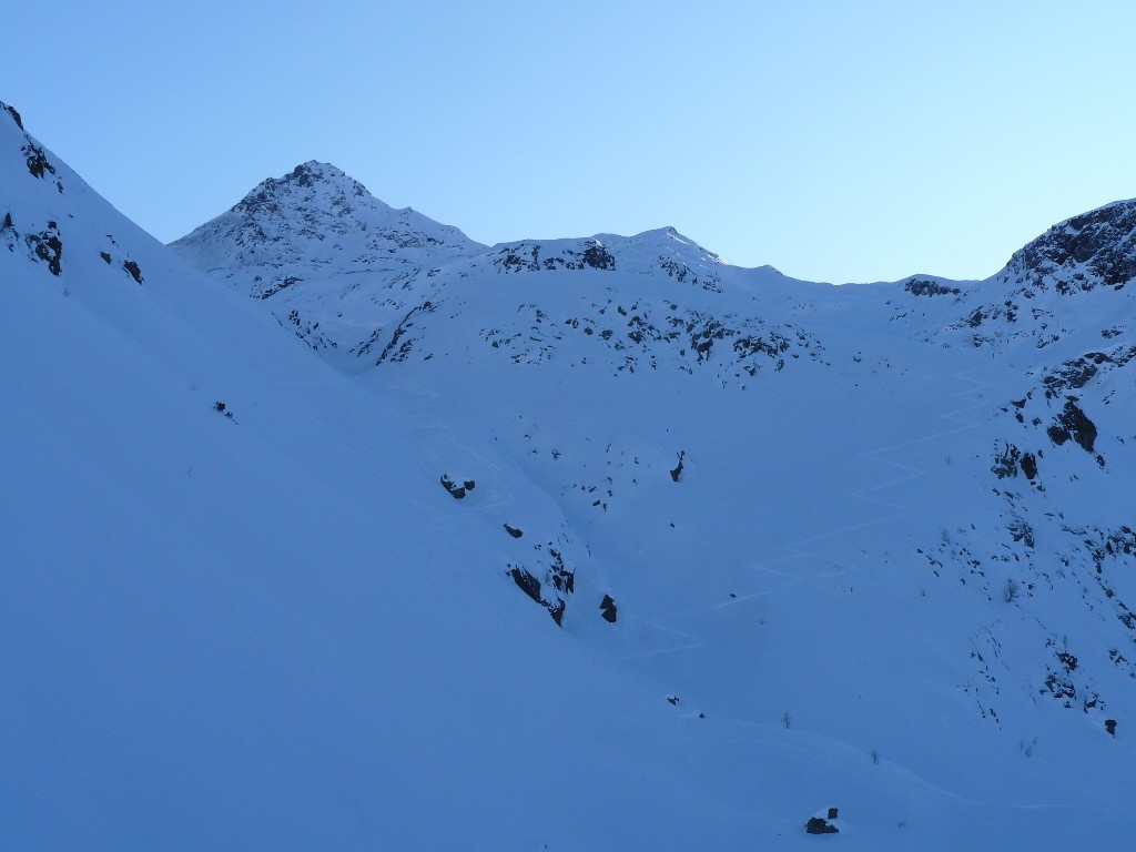 In fondo corno di san colombano e primo piano traccia di salita