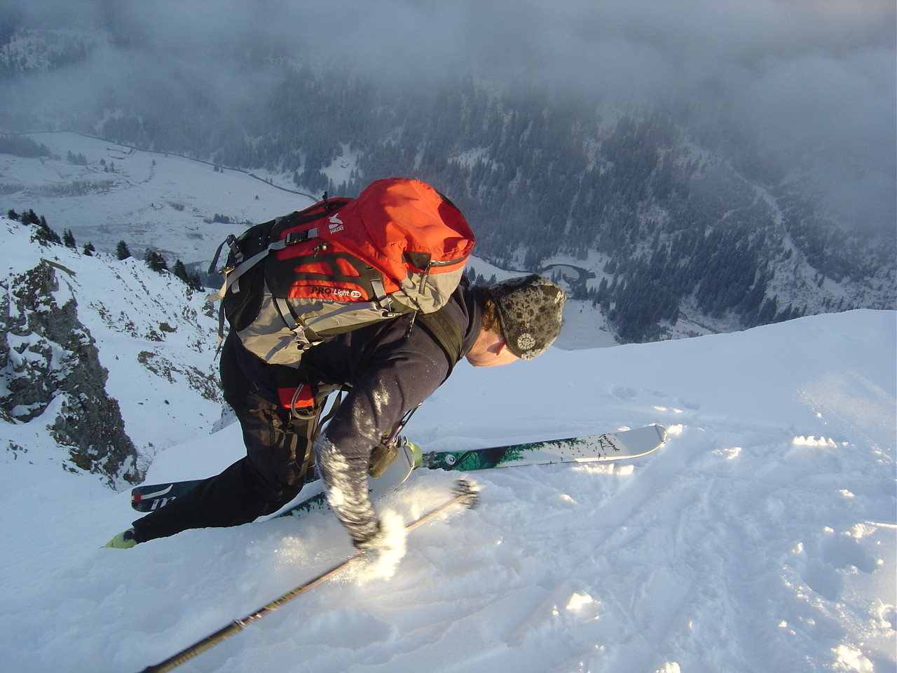 Dernier grand pas pour atteindre le sommet. Tout en bas le val de Morgins